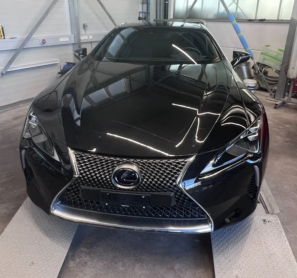 Schwarzer Lexus LC in der Werkstatt – Außenpflege